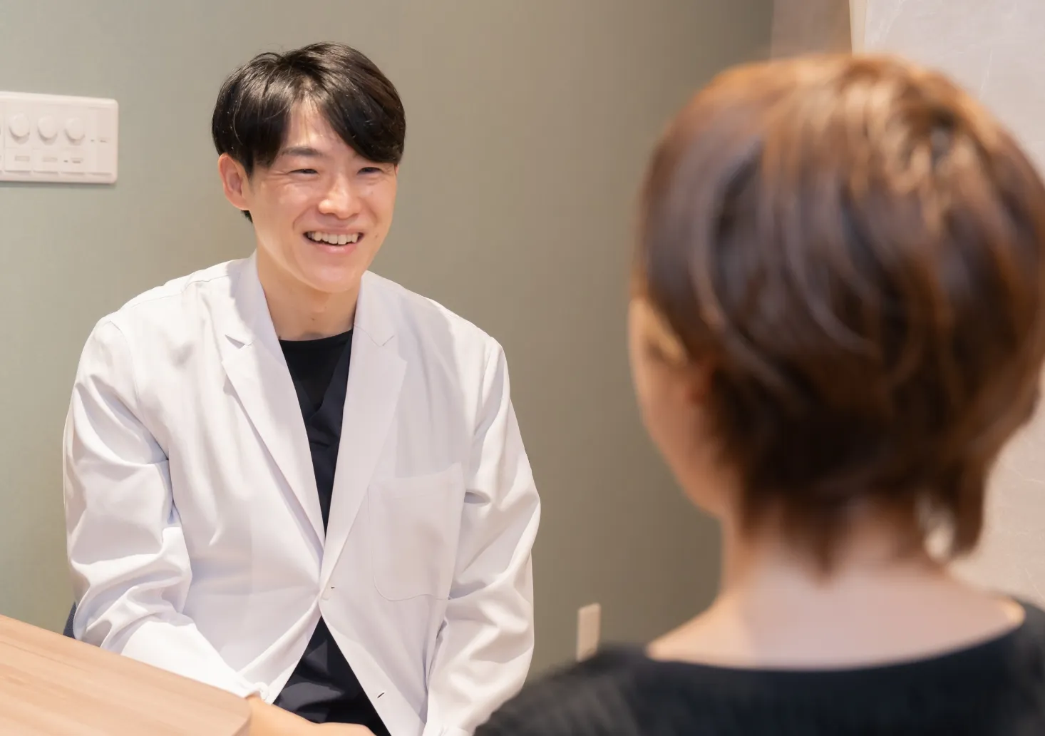 患者さんに笑顔で話している先生の様子