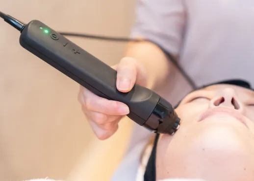 機器を肌に当てている様子