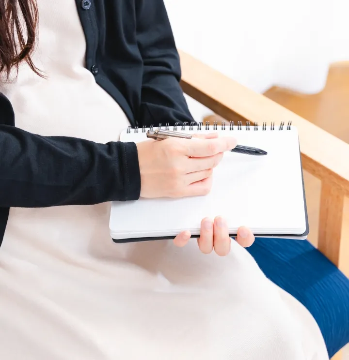 妊婦さんがアンケートを書いてるところ
