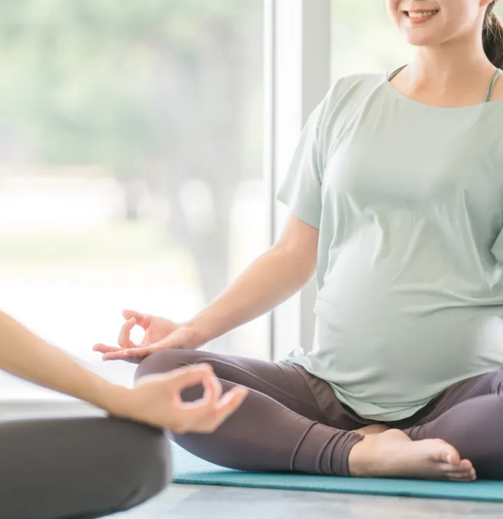 妊婦さんがヨガをしている様子