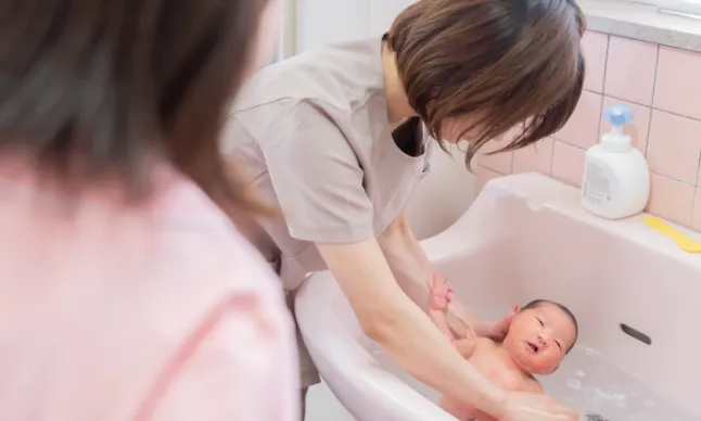 赤ちゃんの体を洗っている様子