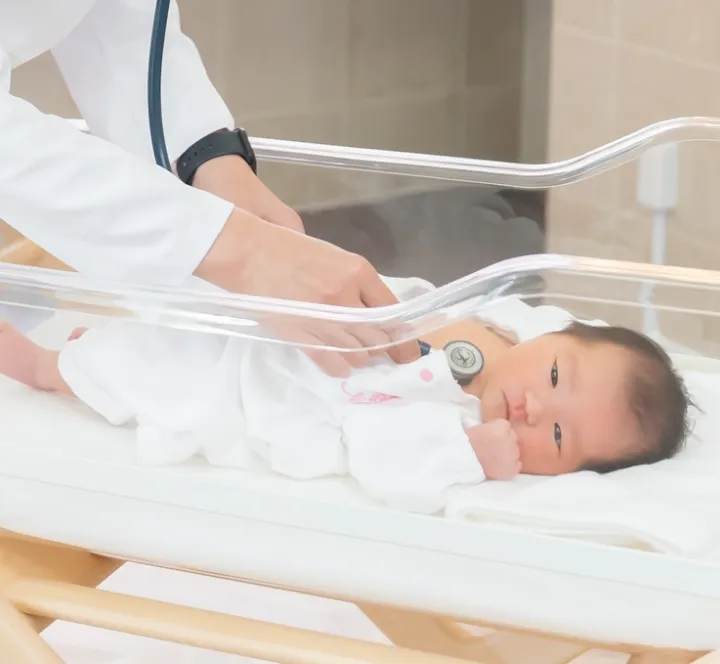 赤ちゃんの心音を聴いている様子