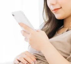 スマホを見ている妊婦さん